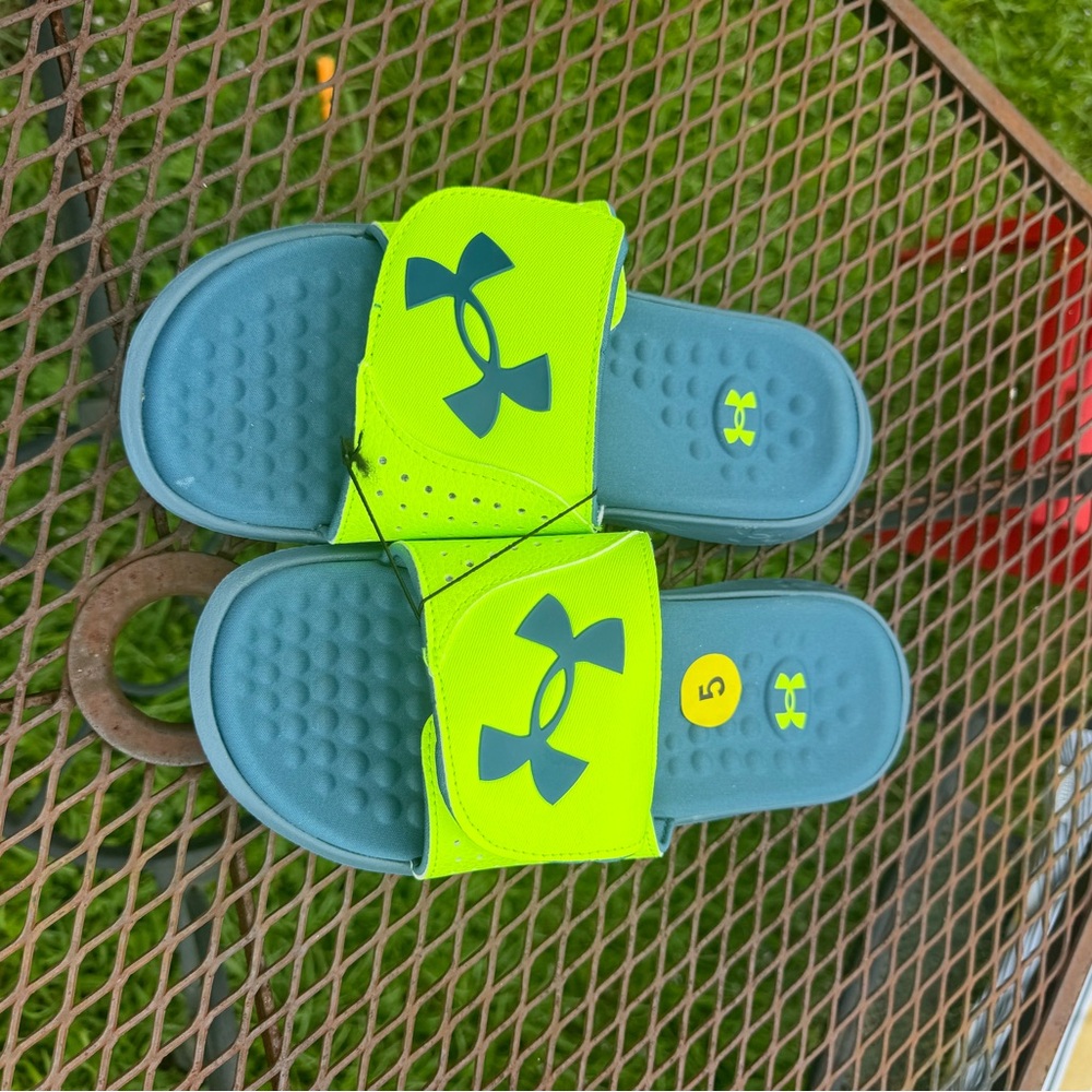 Under Armor Ignite Pro slides. Size 5 (kids). Green and blue.